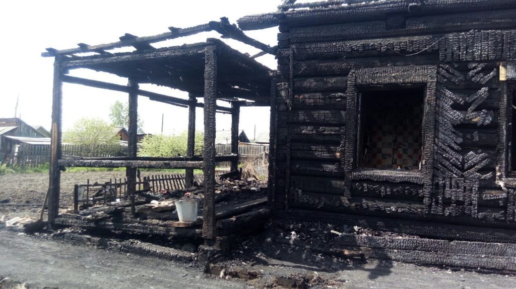 Из-за пожара молодая семья лишилась своего дома
