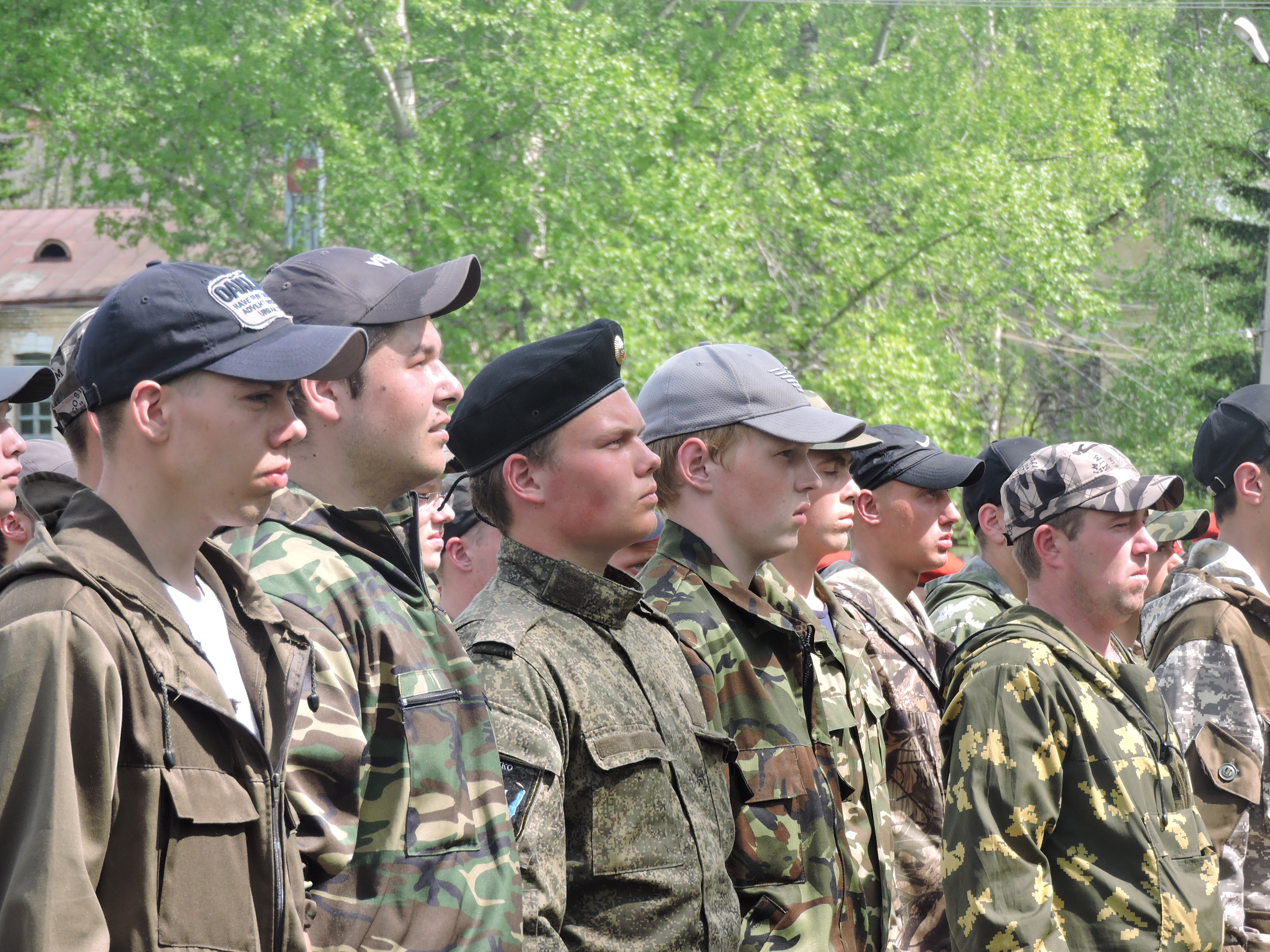 Строит курсанта. Нижнеудинск Военная часть. Военная часть в Нижнеудинске 2011. Построение курсантов. Военные сборы в Нижнеудинске.