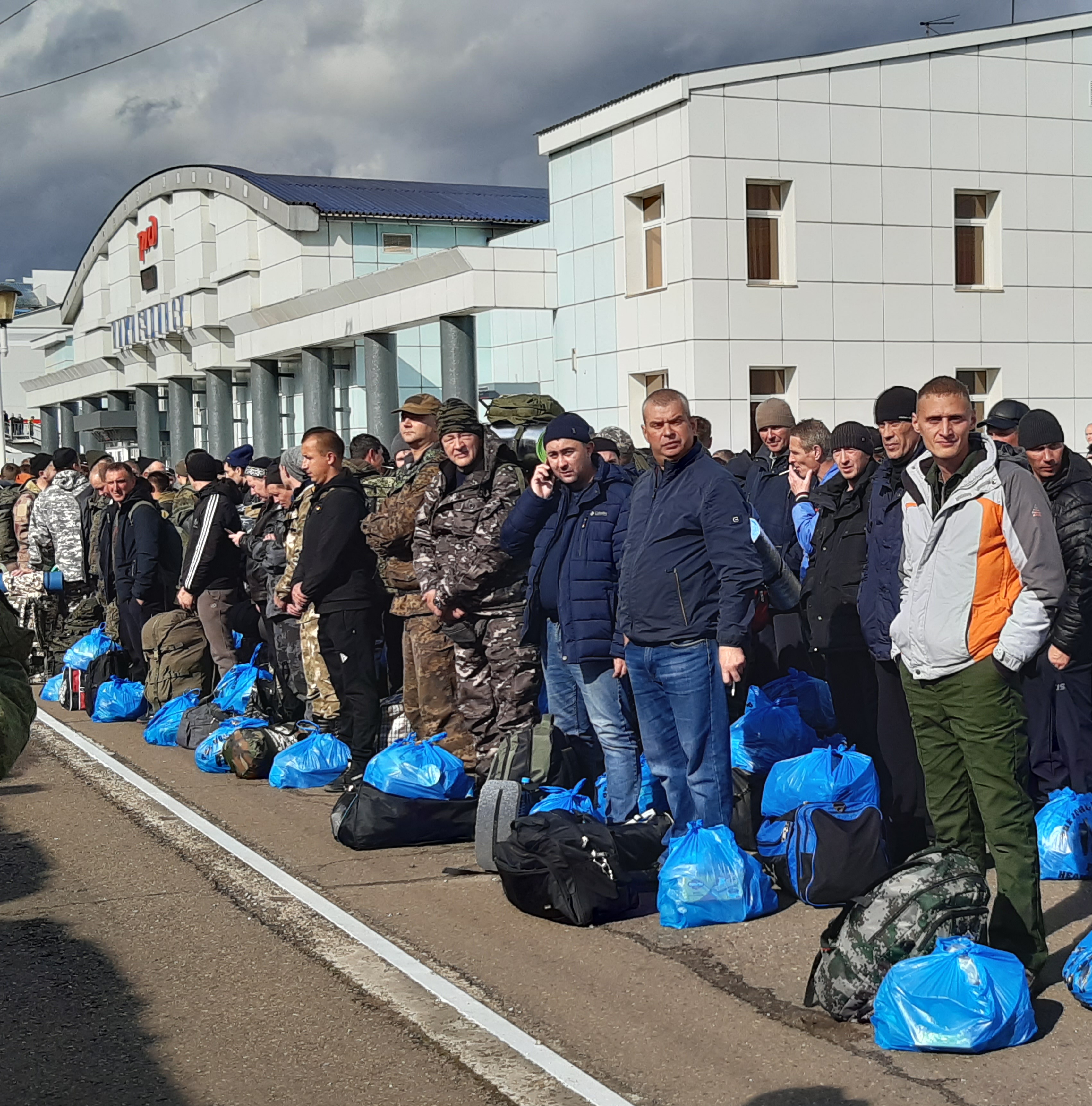 СПЕЦПОЕЗД С МОБИЛИЗОВАННЫМИ НИЖНЕУДИНЦАМИ ПРОВОЖАЛ ВЕСЬ ГОРОД - Газета Тракт